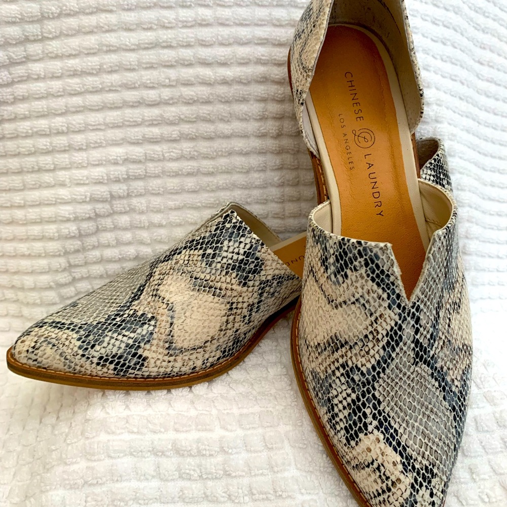 Chinese Laundry Matcha Booties size 8.5, cream